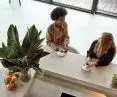 Lada barowa w hotelu butikowym wykonana z Corian® Solid Surface (kolor Artista Beige)