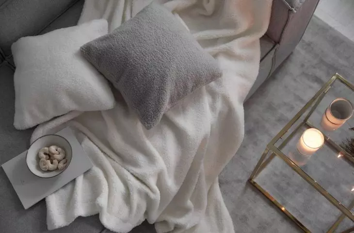 Więcej niż trend. Wełna bouclé i futro teddy