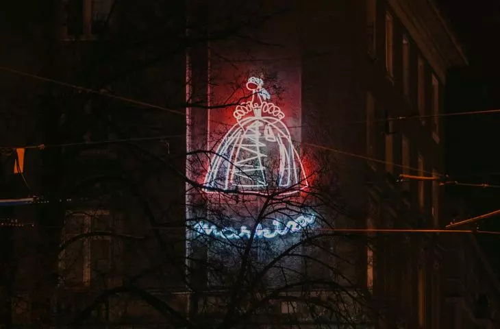 Nowa Huta stawia na neony. Kolejny ponownie zaczął świecić