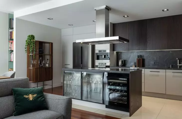 Living room with kitchenette combining wood and stone