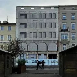 Kamienica przy pl. Wolności w Poznaniu, za którą powstaje obszerny budynek z 