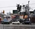 chaos reklamowy i przestrzenny na placu Wiosny Ludów w Poznaniu (stan z roku 2020, do dziś udało się usunąć kilka billboardów)