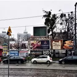 chaos reklamowy i przestrzenny na placu Wiosny Ludów w Poznaniu (stan z roku 2020, do dziś udało się usunąć kilka billboardów)
