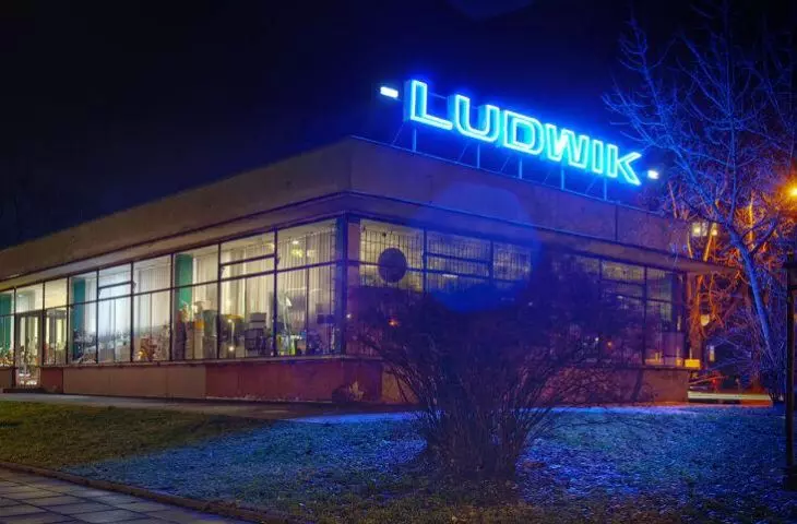 Nowa Huta is betting on neon signs. Another one has started to shine again