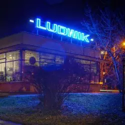 Neon po rekonstrukcji