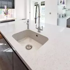 Silestone® seria Stellar, Blanco