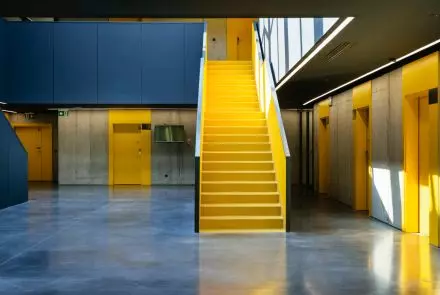 Europejskie Centrum Edukacji Geologicznej w Chęcinach, posadzka KOMPAKT/STRUKTUR