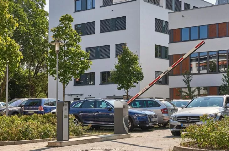 Systemy kontroli dostępu do płatnych parkingów długoterminowych