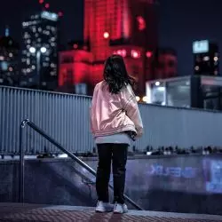 duże metropolie za dnia zapełniają się tysiącami przyjezdnych, którzy nocą opuszczą je i wrócą do swoich miejscowości