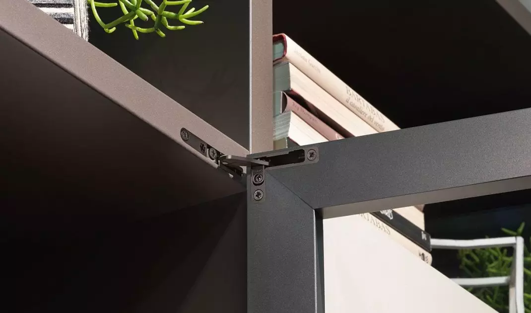 Furniture hinge