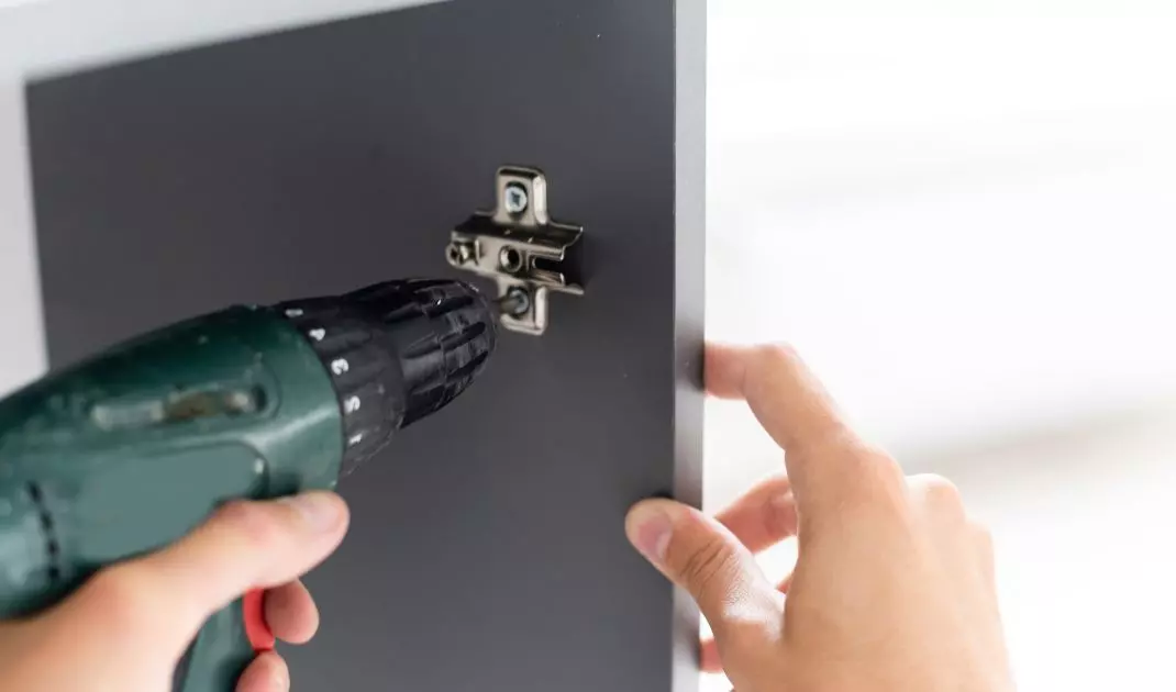installation of a furniture hinge