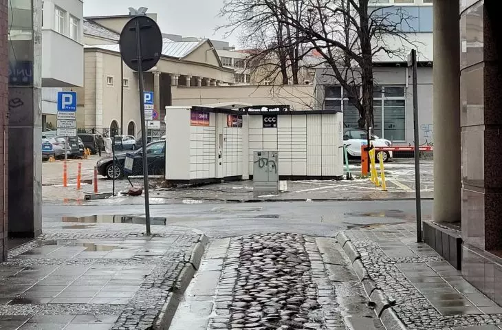Paczkomaty i automaty paczkowe do likwidacji. Konserwator robi porządek.