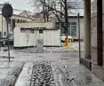 Automat do przechowywania paczek ustawiony bez zezwolenia, Poznań ul. PIekary