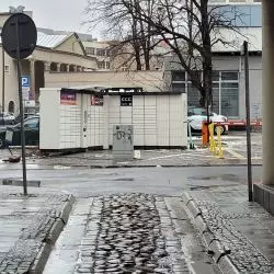 Automat do przechowywania paczek ustawiony bez zezwolenia, Poznań ul. PIekary