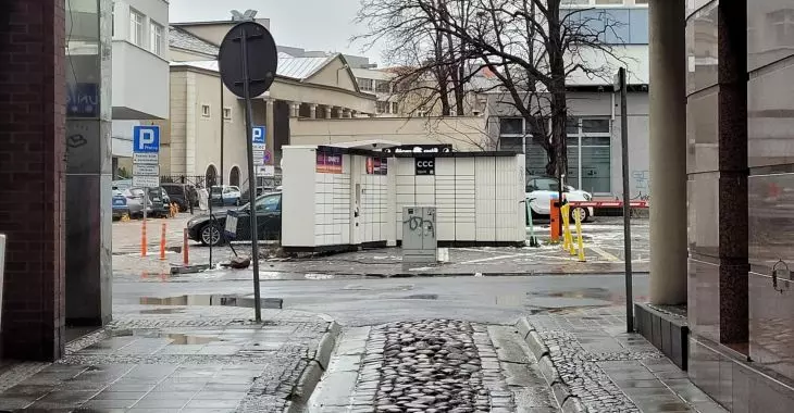 Automat do przechowywania paczek ustawiony bez zezwolenia, Poznań ul. PIekary