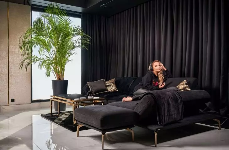 How does Cleo live? The interior is dominated by black and gold