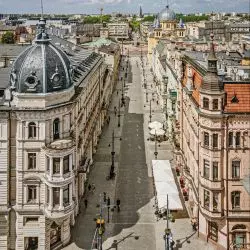 ulica Piotrkowska jest fenomenem nie tylko z racji swej ponadprzeciętnej długości, o jej wyjątkowości przesądza architektura — od lat intensywnie odnawiana