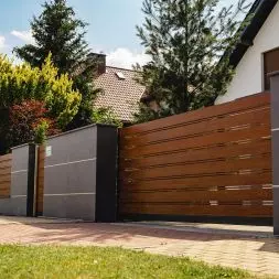 Ogrodzenie palisadowe model Solid Mix, efekt imitacji drewna