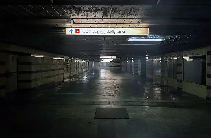 Potłuczone szkło, smród i ciemność. To przestrzeń publiczna Warszawy
