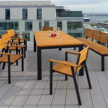 MOHITO – kolekcja jadalniana. Lekka aluminiowa rama malowana farba proszkową oraz lazurowane drewno Robinia