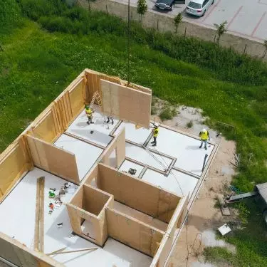 Precyzyjny montaż drewnianych ścian szkieletowych na budowie