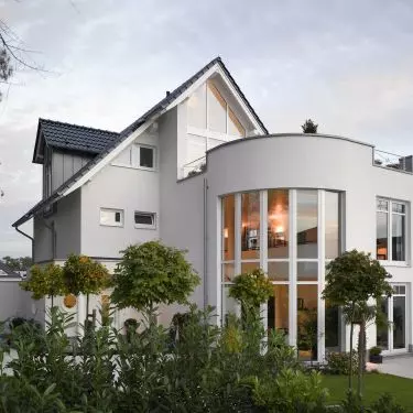 Nowoczesne okna z PVC-U pozwalają na urozmaicenie architektury budynku