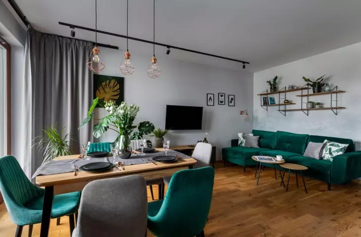 Bold color combinations in an apartment in Warsaw's Żoliborz district