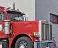 Port Radomsko — tu kontenery morskie płyną po lądzie; poniżej oryginalny amerykański Peterbilt 379 — ikona Portu