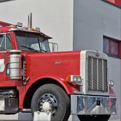 Port Radomsko — tu kontenery morskie płyną po lądzie; poniżej oryginalny amerykański Peterbilt 379 — ikona Portu