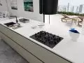 Modne i nowoczesne urządzenia kuchenne wykończone w czarnym macie