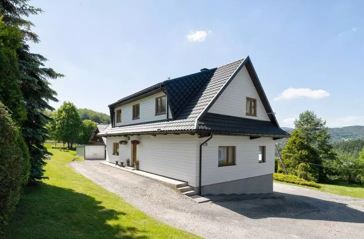 Dom jednorodzinny w woj. małopolskim, elewacja wykonana z desek Cedral CLICK WOOD w kolorze srebrnym C51