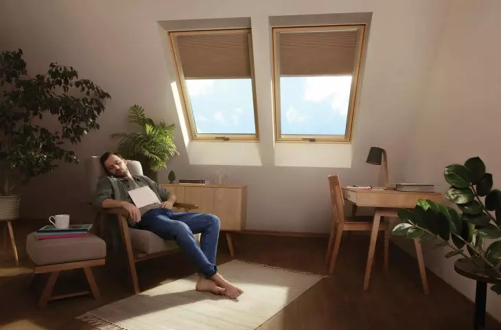 Folia dźwiękoizolacyjna zastosowana w pakiecie szybowym nowych okien FAKRO chroni przed przenikaniem hałasu z zewnątrz, dzięki czemu mieszkańcy mogę cieszyć się spokojem podczas odpoczynku w swoim domu