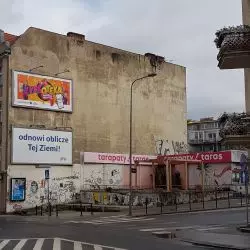 Reklamy i szyldy przy ul. Kościelnej w Poznaniu
