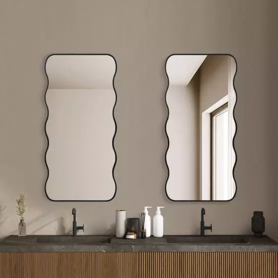 Lustro w czarnej ramie Wavy