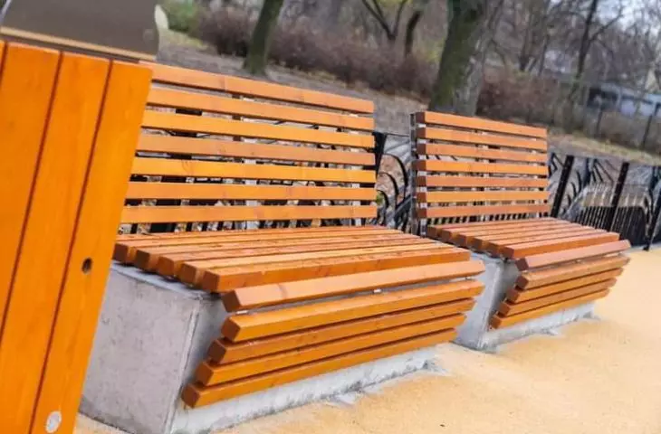 Ławki betonowe w parku w Warszawie