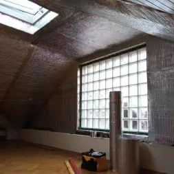 Ocieplenie poddasza z oknem połaciowym izolacją Aluthermo® QUATTRO