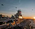 grupa desantowa USS Kearsarge pod osłoną własnych śmigłowców; cały zespół to osiedle dla ponad 5 tysięcy ludzi