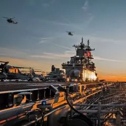 grupa desantowa USS Kearsarge pod osłoną własnych śmigłowców; cały zespół to osiedle dla ponad 5 tysięcy ludzi