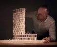 Bogusław Barnaś z modelem Eco Warsaw Tower