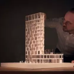 Bogusław Barnaś z modelem Eco Warsaw Tower