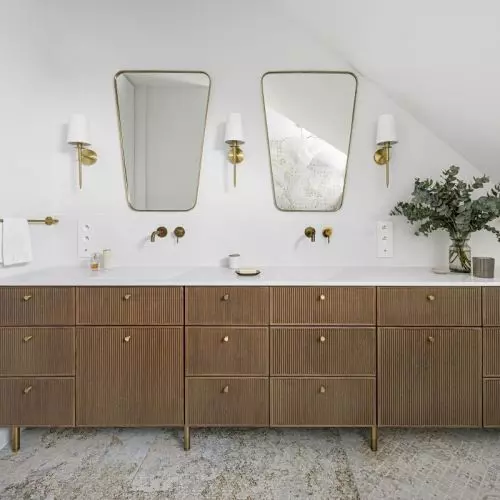 Bathrooms combining modern classic style and Mediterranean inspiration
