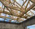 konstrukcja więźby z prefabrykowanych wiązarów dachowych