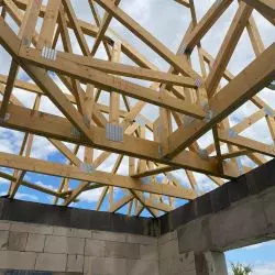 konstrukcja więźby z prefabrykowanych wiązarów dachowych