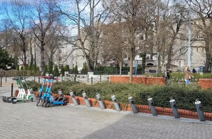 Parkingi dla hulajnóg – nowość w przestrzeni miasta. To ma sens, ale koszty poniesie podatnik