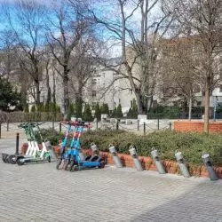Stacja zlikwidowanego roweru miejskiego w Poznaniu spontanicznie używana jako punkt parkowania hulajnóg
