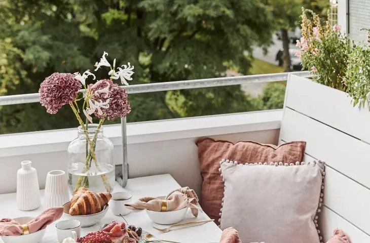 How to decorate a balcony in romantic style?