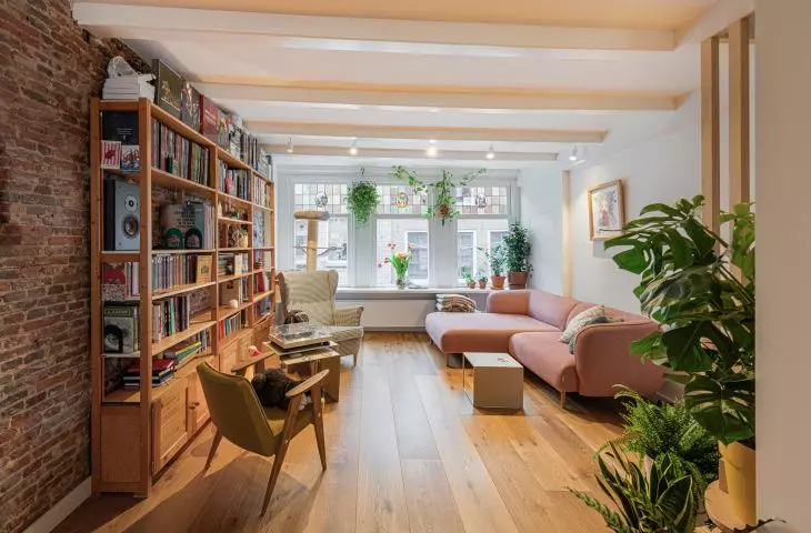 An apartment with a view of Amsterdam. A colorful transformation of the interior of a 19th-century townhouse