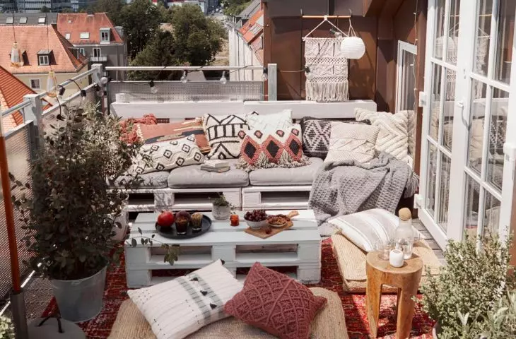 Relaks z egzotyczną nutą. Jak urządzić balkon w stylu boho?