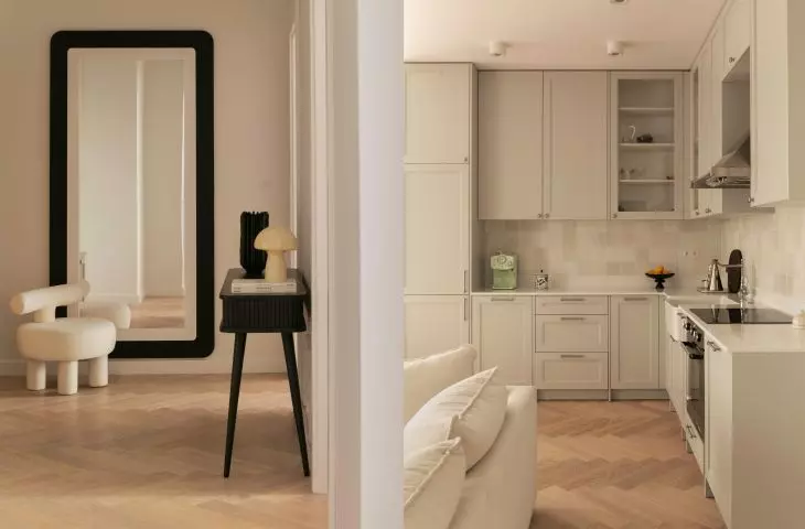 Classics and good design. Timeless interior of an apartment in Warsaw's Mokotow district