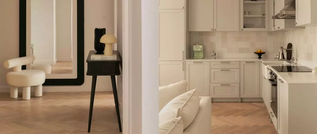 Klasyka i dobry design. Ponadczasowe wnętrze mieszkania na warszawskim Mokotowie